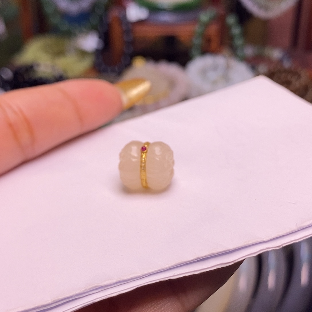 和田玉未镶嵌颈饰藕粉老矿料红粉金镶并蒂莲