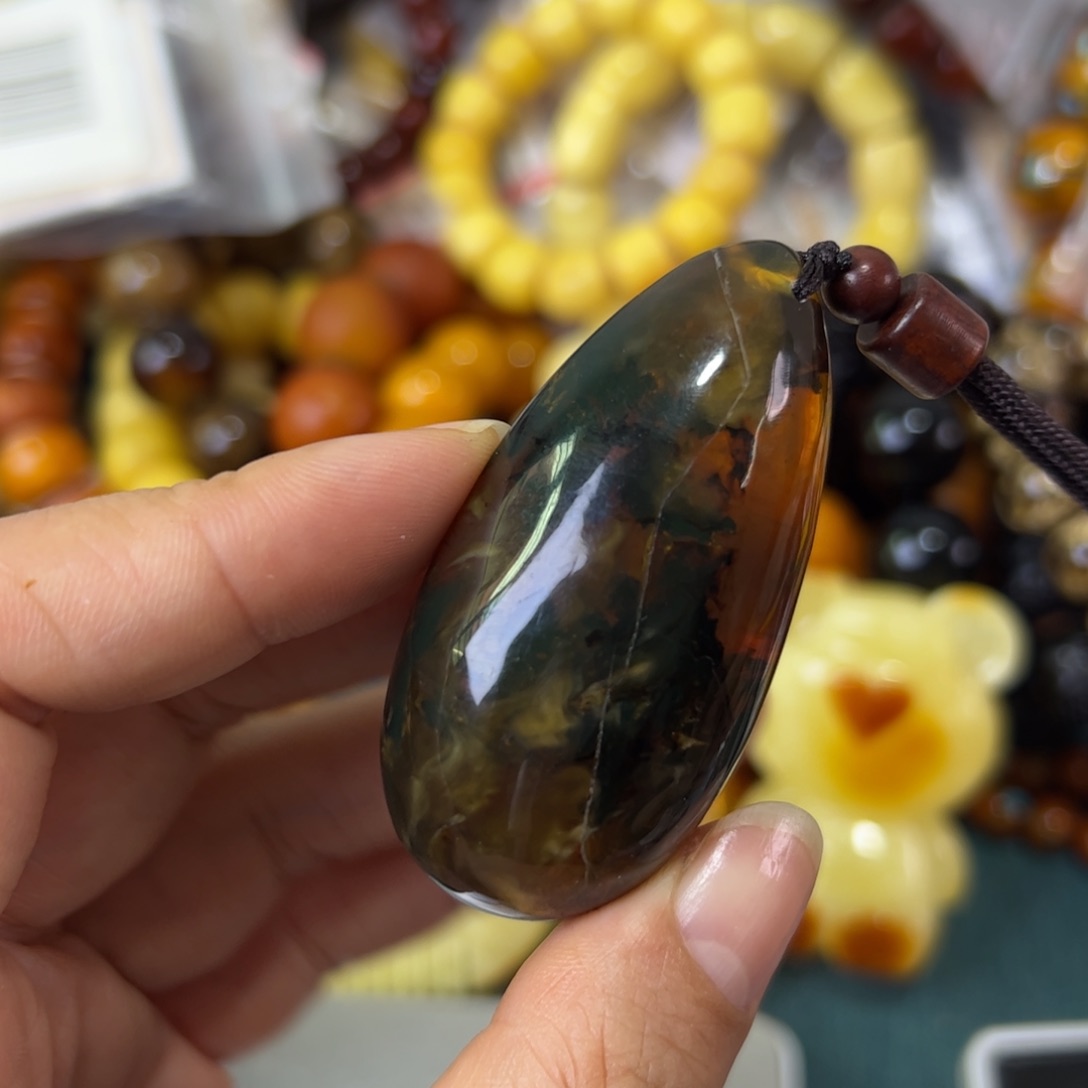 未镶嵌琥珀珠宝奇石88