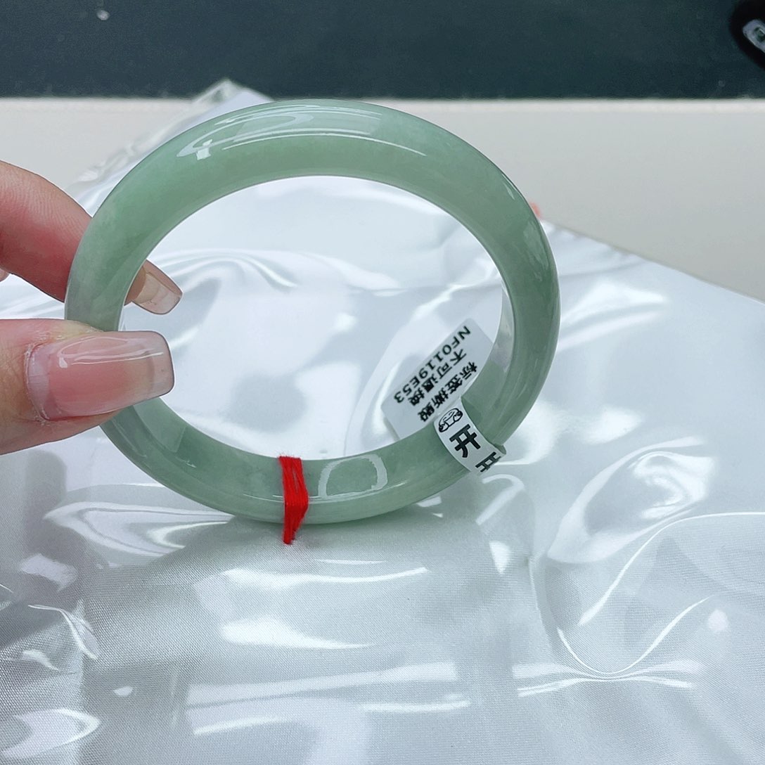 翡翠手镯未镶嵌正60.7