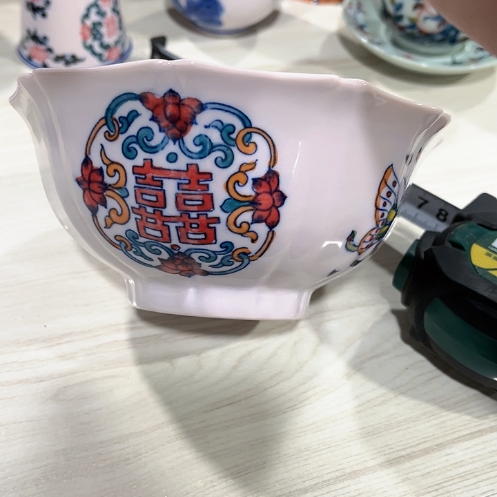 瓷片//////直径15厘米。红。