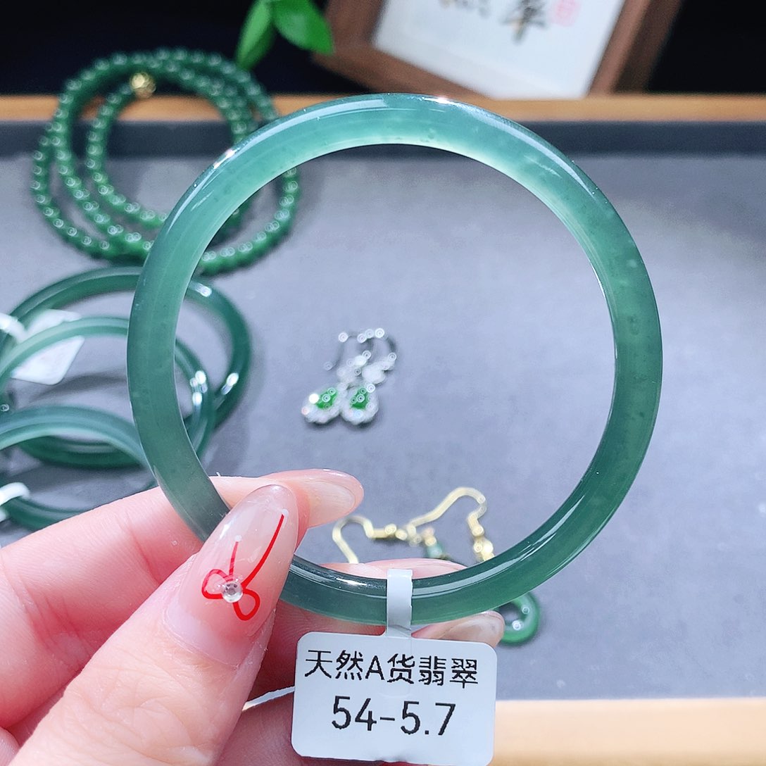 翡翠未镶嵌手镯（圆镯）