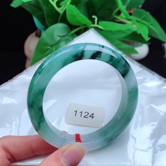 翡翠手镯未镶嵌      正圈57 飘蓝花