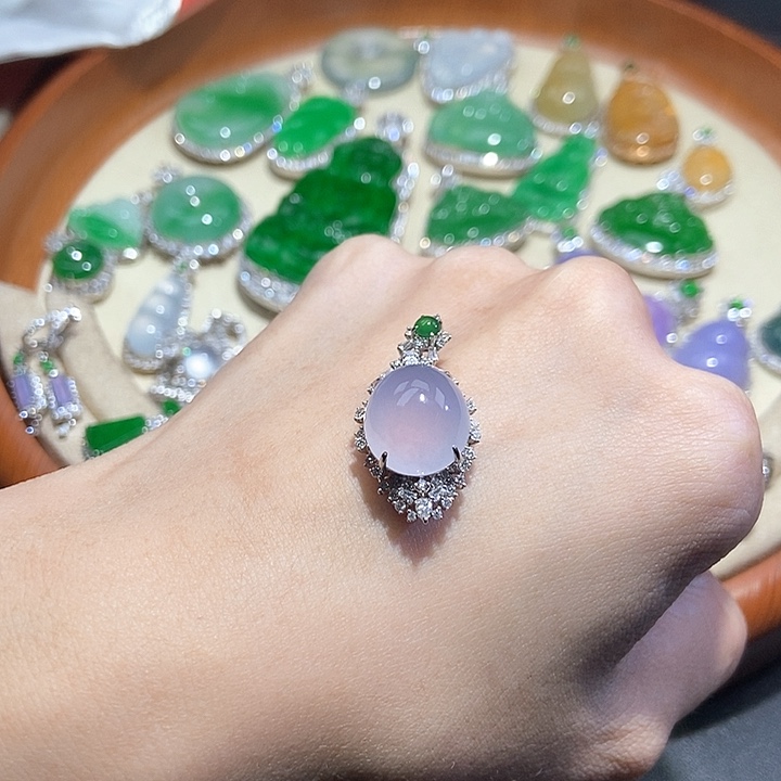 颈饰18K金镶嵌翡翠