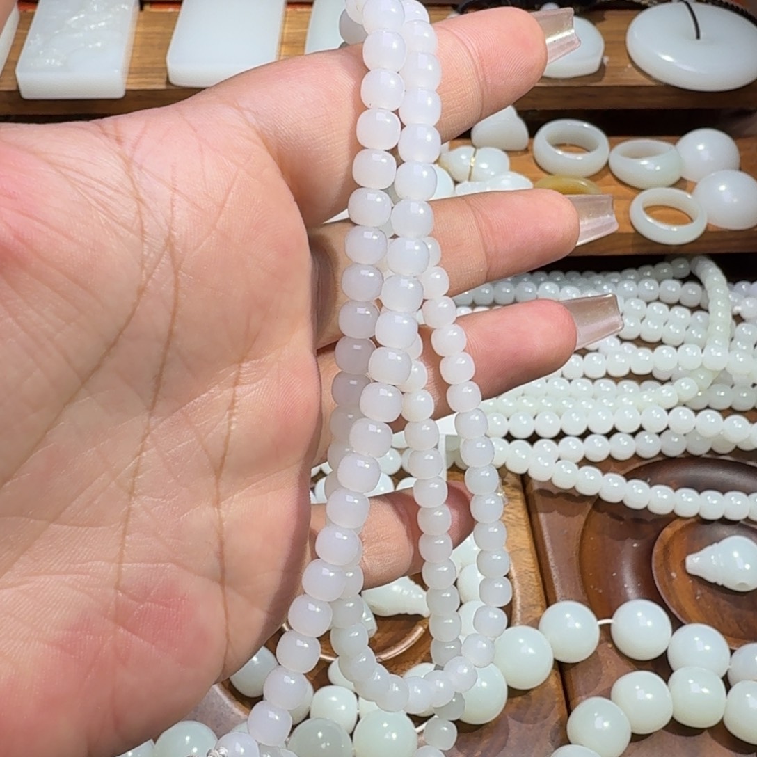 白***马和田玉未镶嵌颈饰