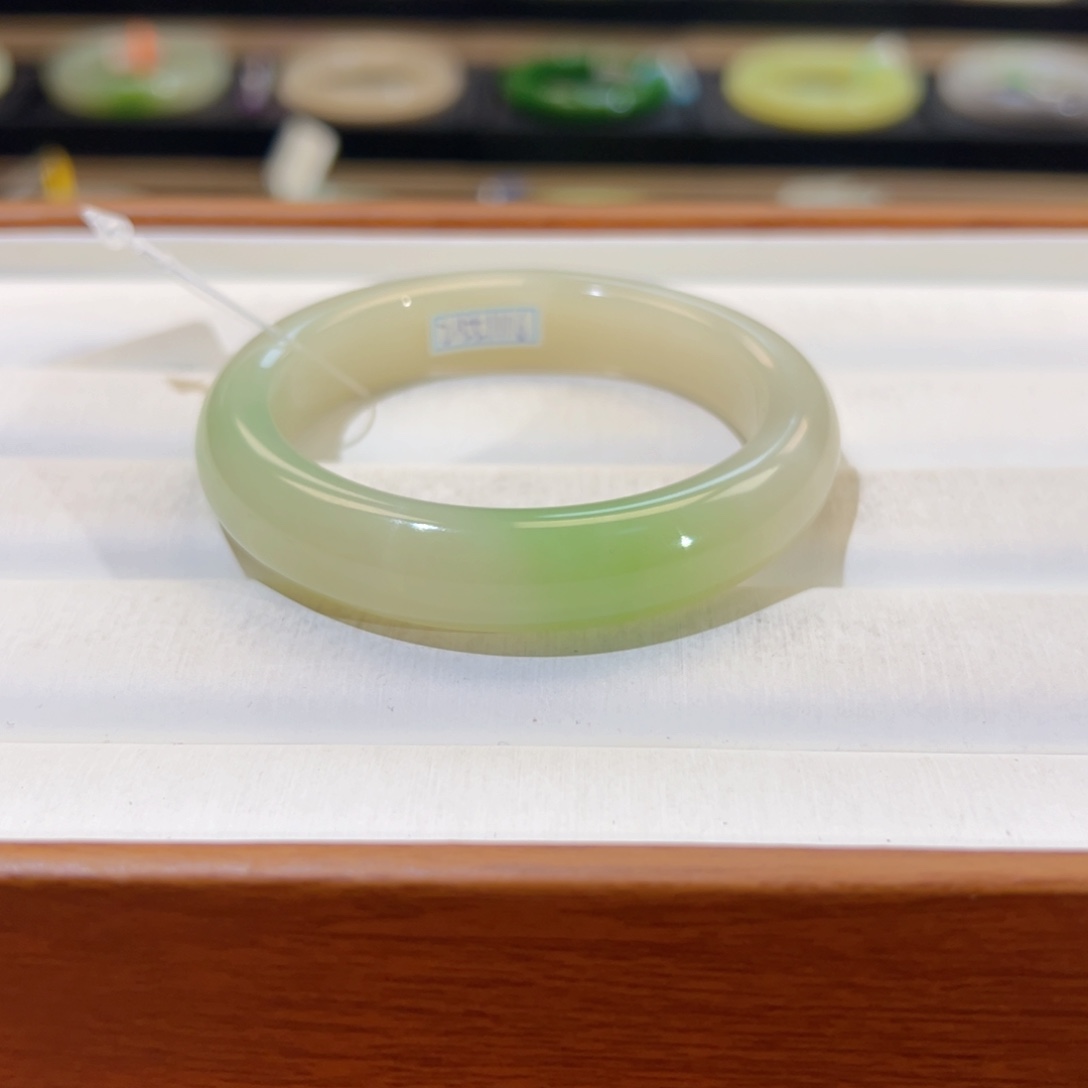 和田玉未镶嵌手镯白底翠大漏