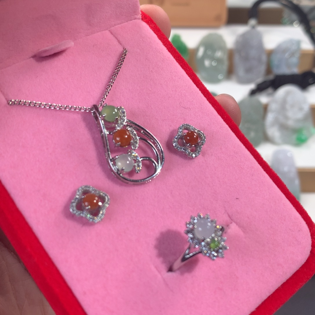 翡翠颈饰未镶嵌一套