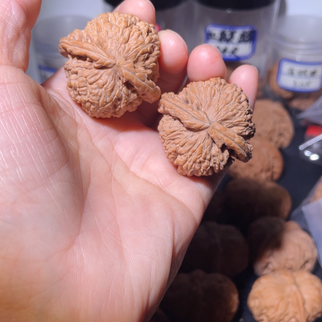 吊坠桃核38尺闷白，