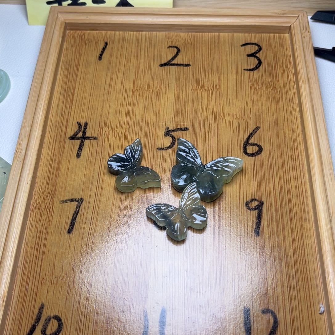 Y***W蛇纹石玉未镶嵌颈饰