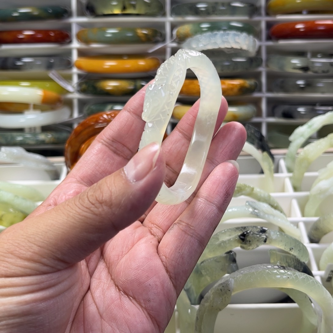 蛇纹石玉手镯未镶嵌