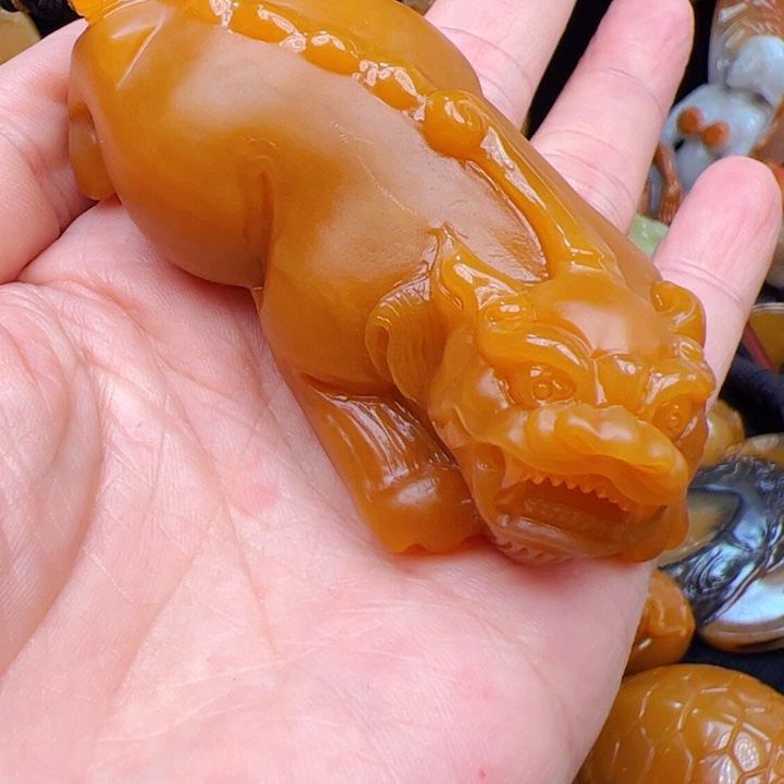 M***A未镶嵌石英质玉（黄龙玉）笔搁
