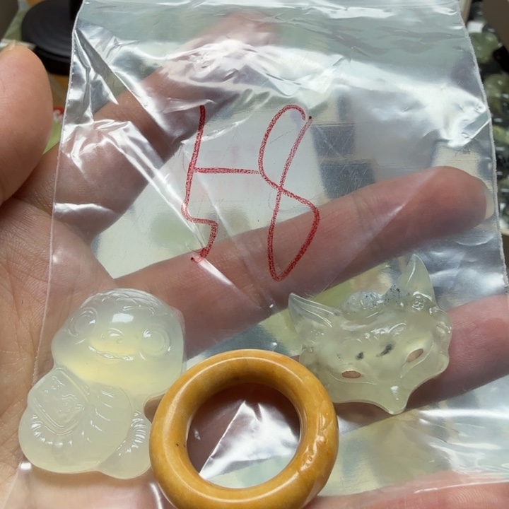 透闪石-蛇纹石玉吊坠未镶嵌