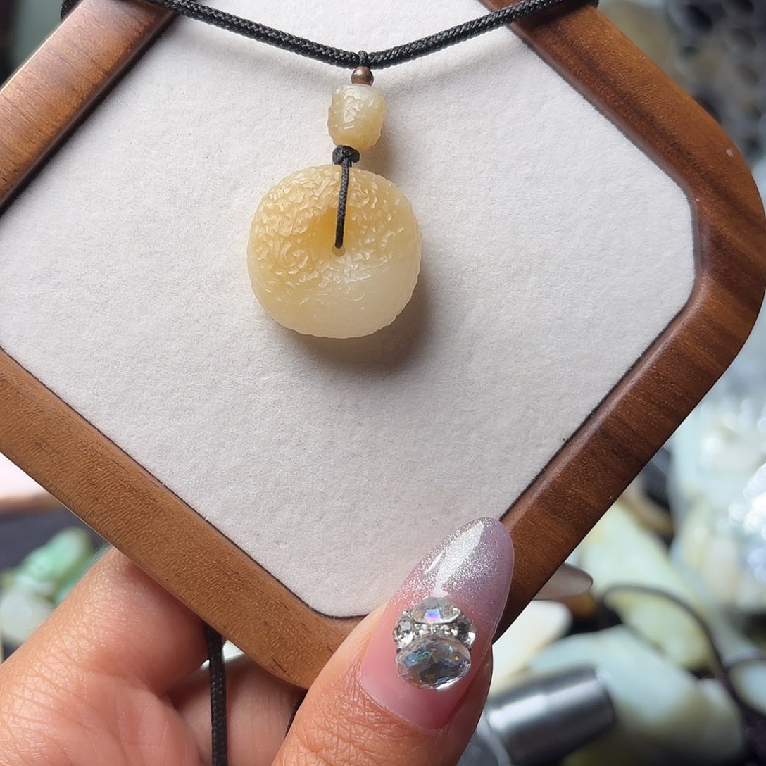 翘***狗和田玉（糖玉）未镶嵌珠宝半成品