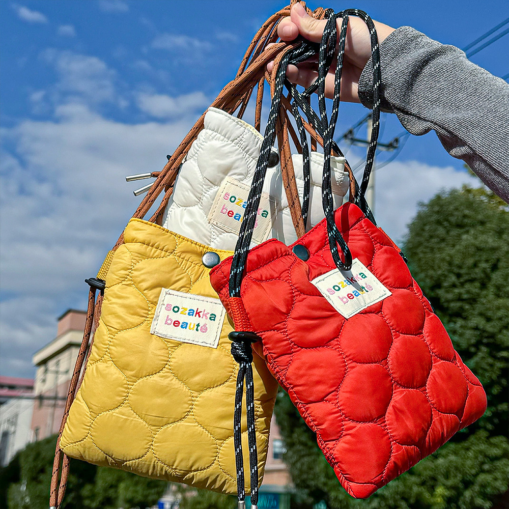 原创秋冬羽绒布时尚休闲包防水单肩斜挎可调节百搭格子洋气时尚包