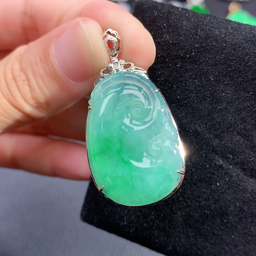 翡翠18K金镶嵌颈饰