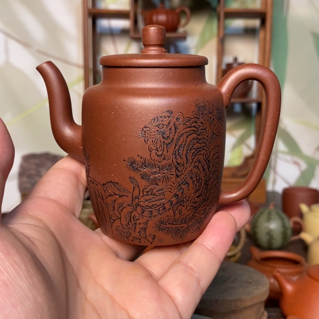 茶壶紫砂精工半手刻老虎