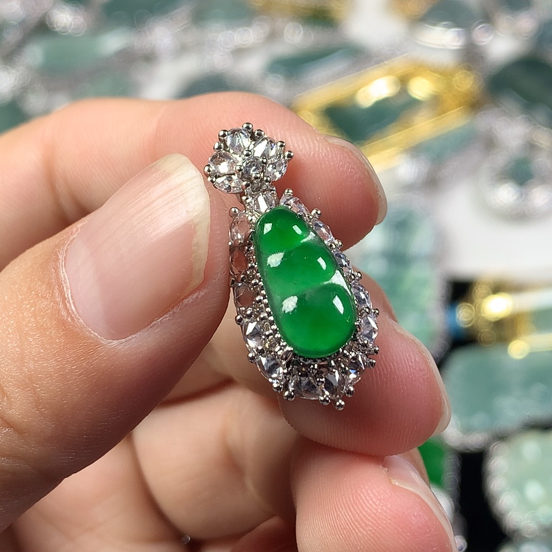 翡翠未镶嵌颈饰豆子