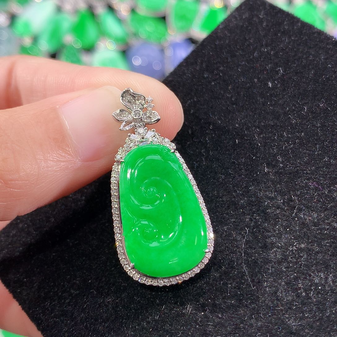 翡翠18K金镶嵌颈饰