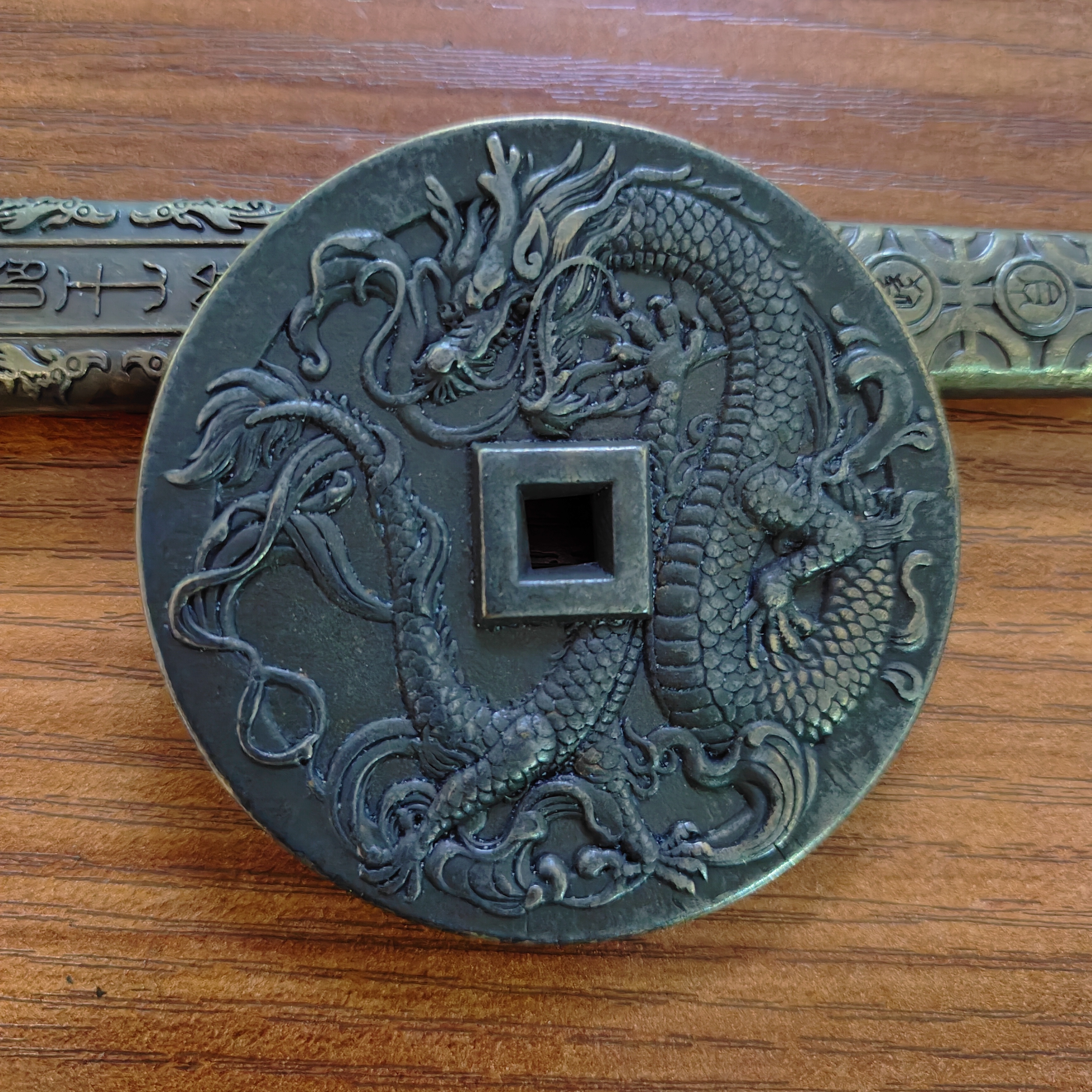 现代工艺文创钱币，黑漆龙纹山鬼花钱，直径63mm厚5.1mm
