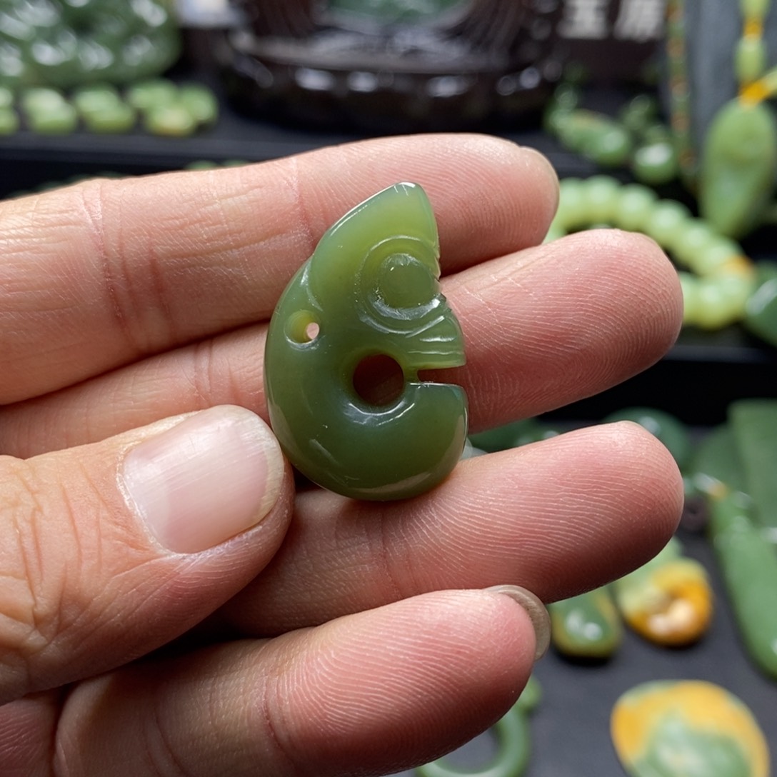 岫岩老玉（透闪石质玉）颈饰未镶嵌