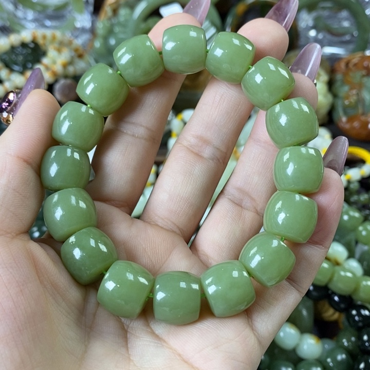 透闪石质玉手串未镶嵌?