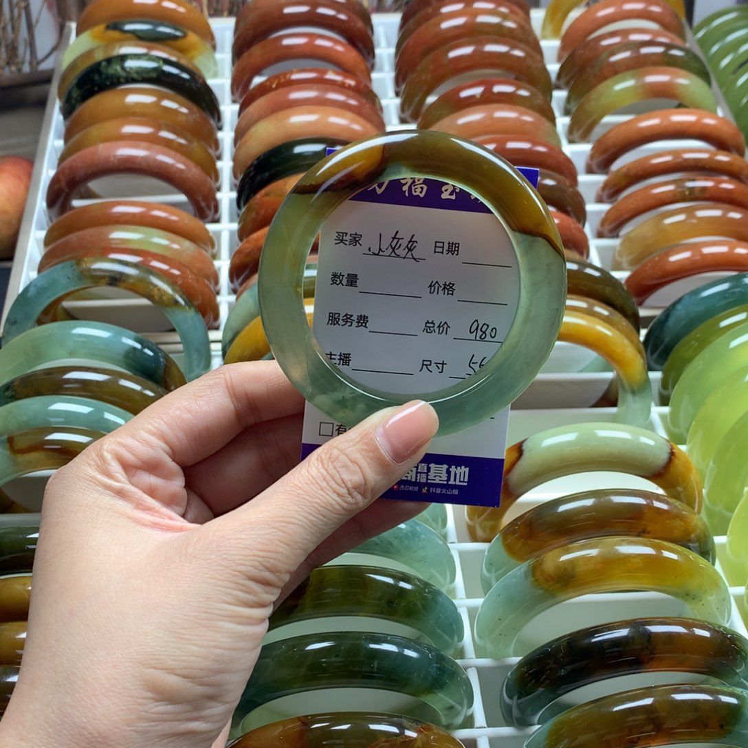 蛇纹石玉手镯未镶嵌小***宝