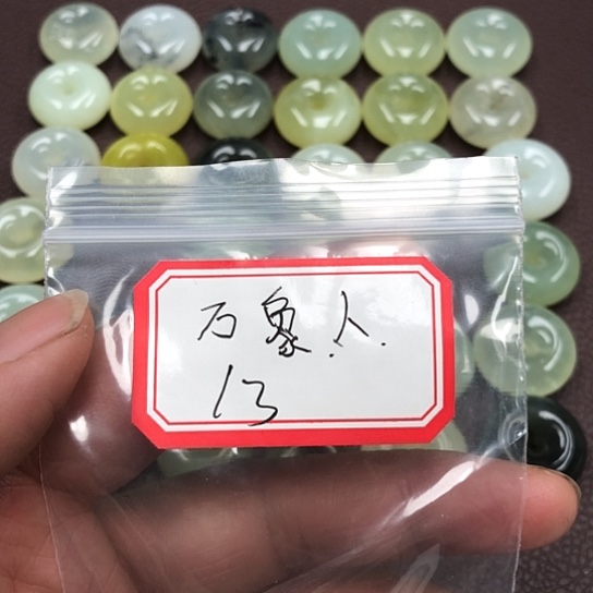 蛇纹石玉颈饰合金万*人