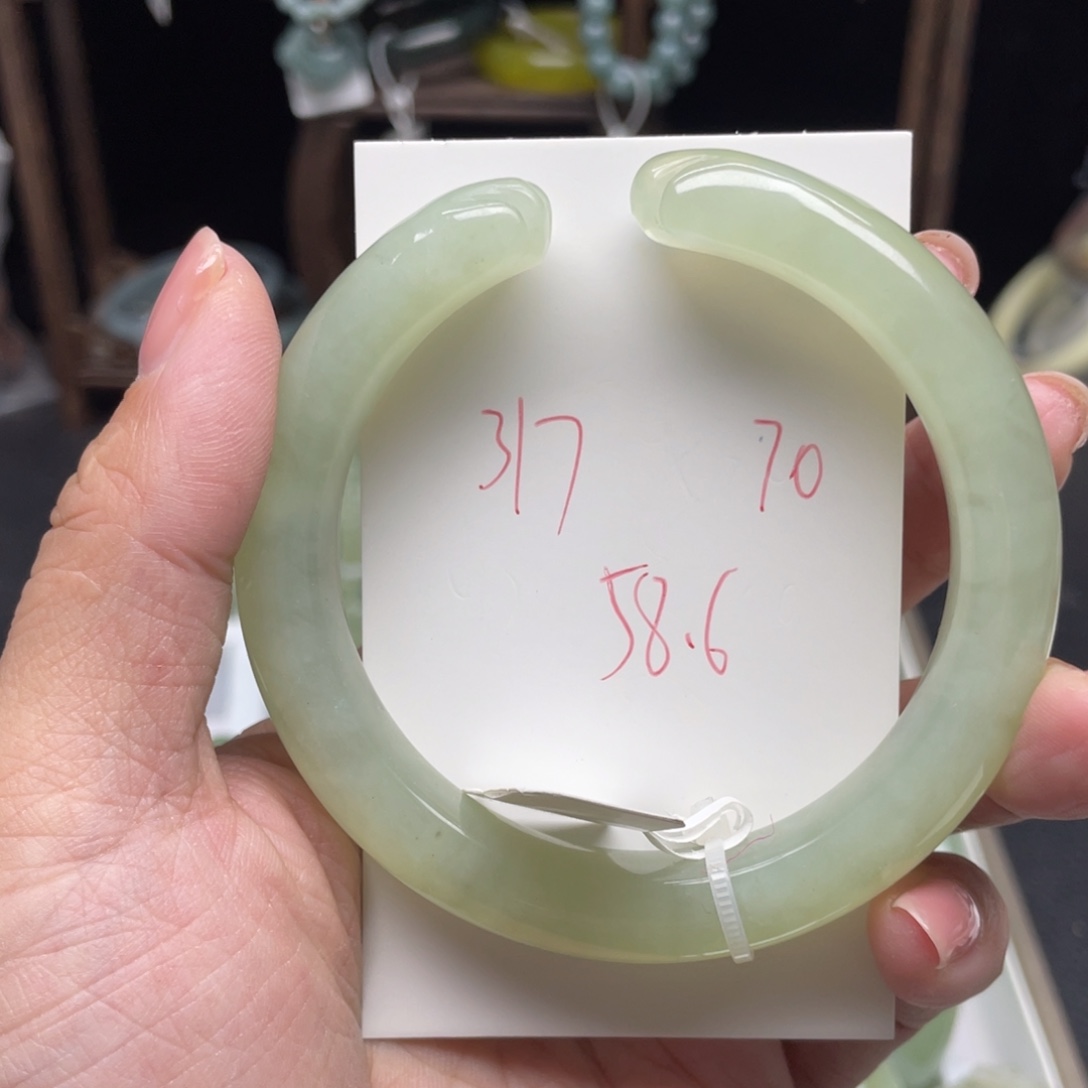 蛇纹石玉未镶嵌手镯