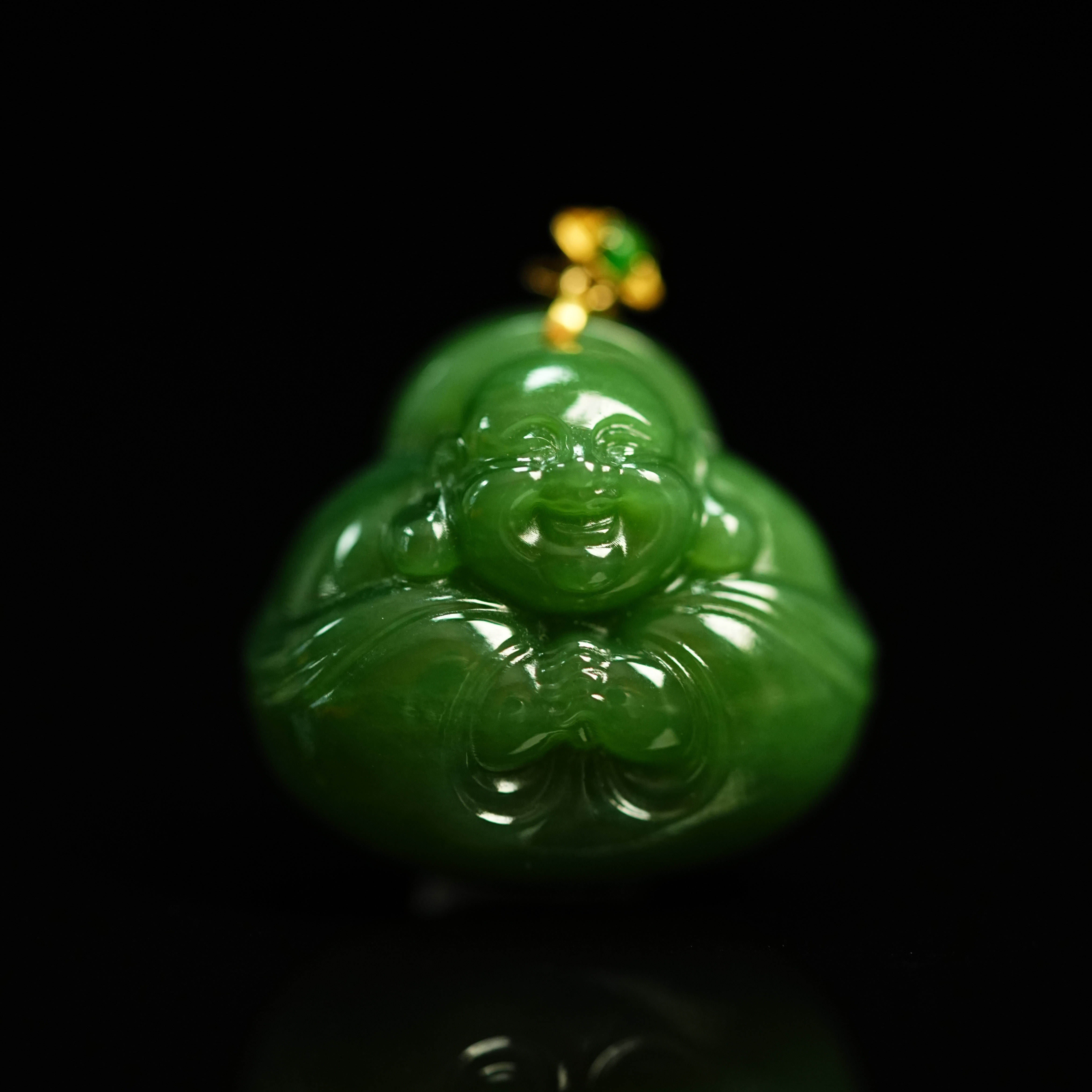 『大表姐珠宝』天然和田玉碧玉老料·辣阳绿抱抱佛锁骨18K吊坠