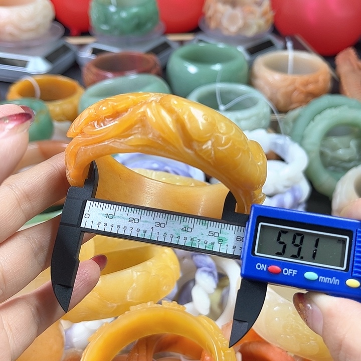 石英质玉手镯未镶嵌小*天