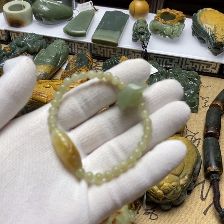 透闪石质玉挂件未镶嵌