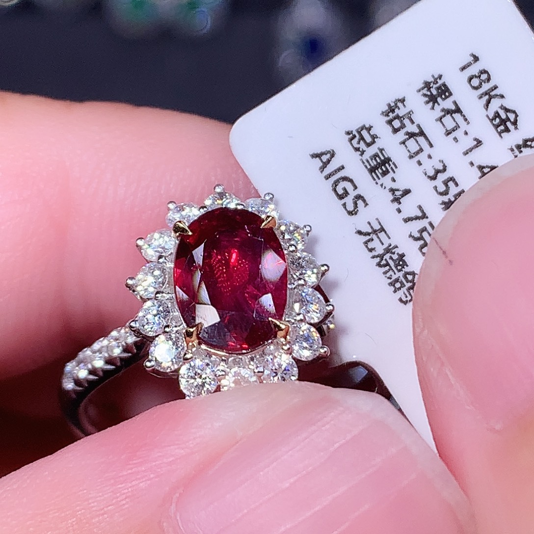 红宝石戒指18K金镶嵌