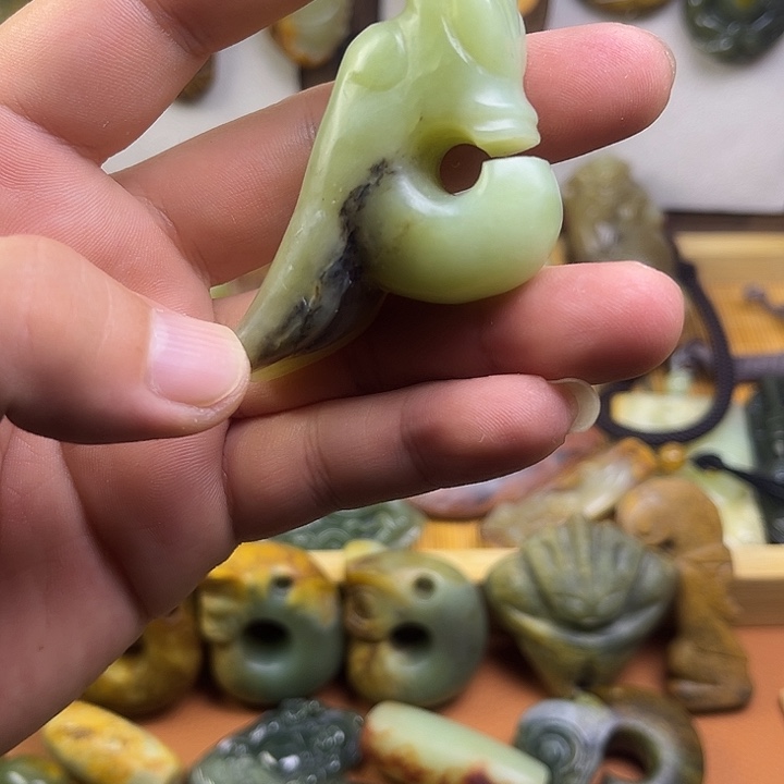 未镶嵌岫岩老玉（透闪石质玉）挂件