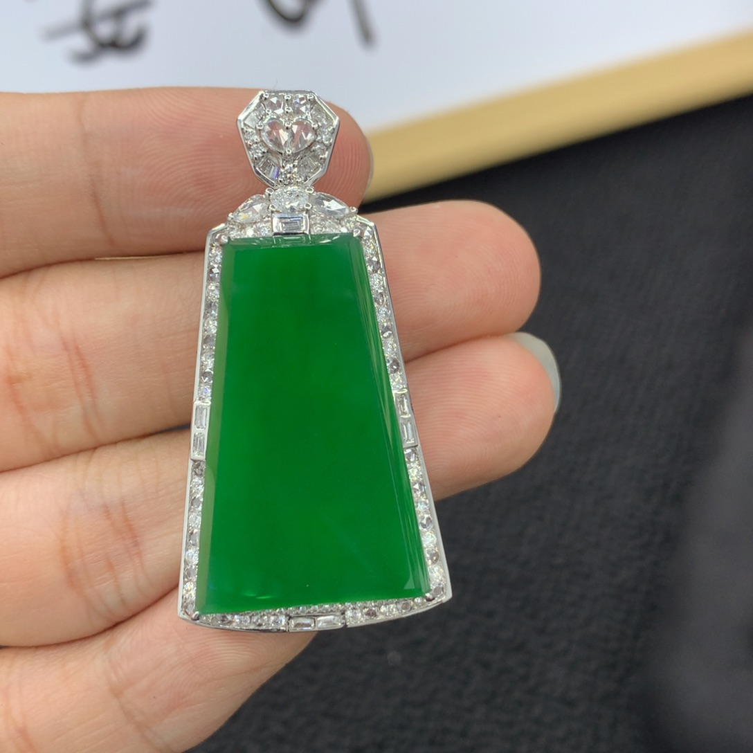 颈饰18K金镶嵌翡翠文***麻无事牌