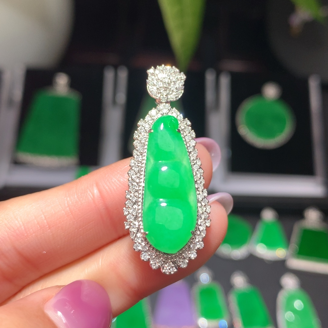 翡翠颈饰18K金镶嵌翡翠