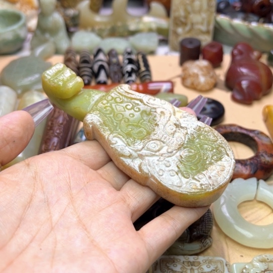 蛇纹石玉未镶嵌颈饰