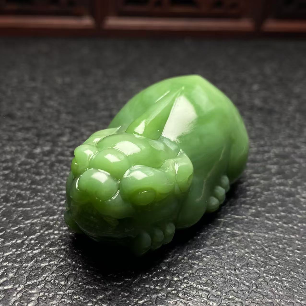 天然和田玉俄料碧玉果绿貔貅吊坠