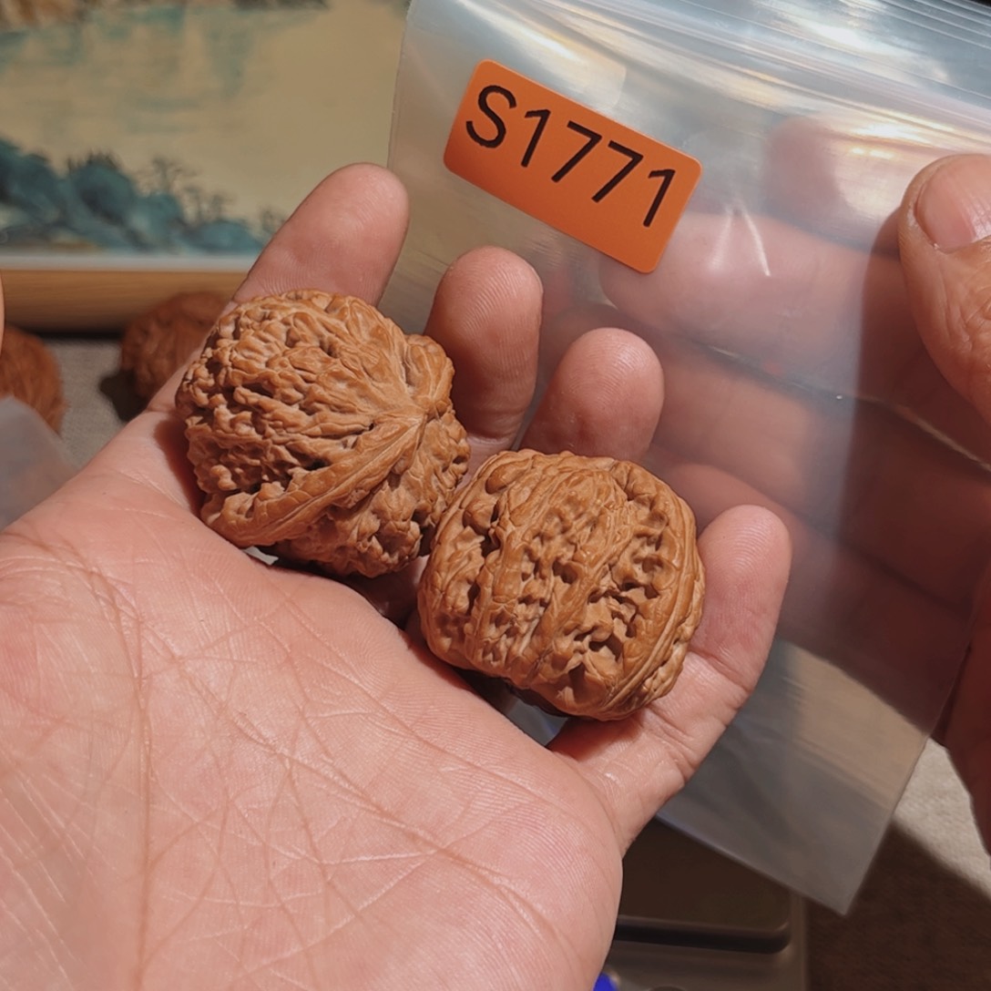 文玩核桃吊坠白狮子