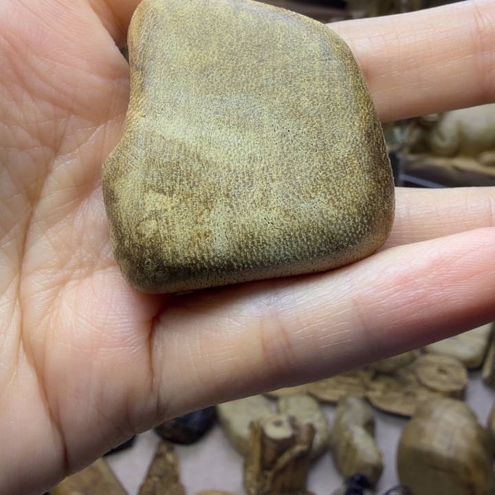 沉香碎屑沉香马泥涝手把件8.3克