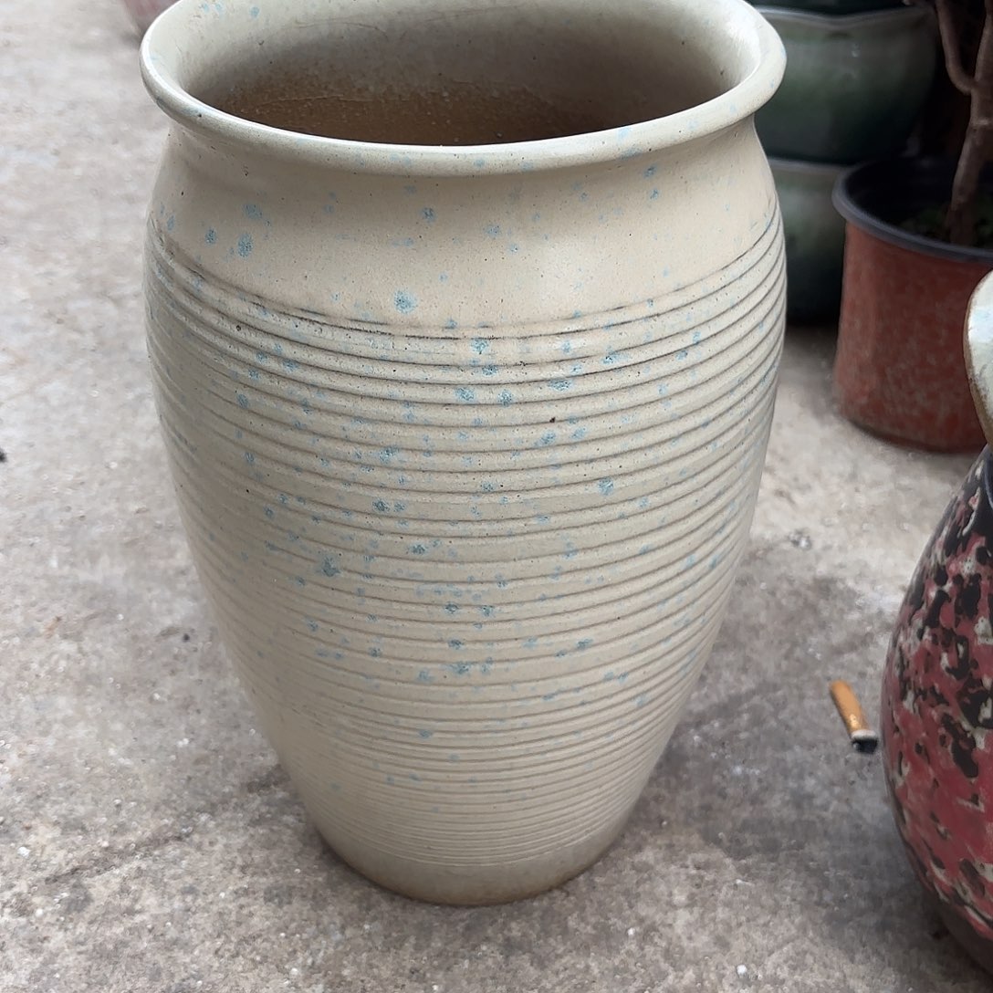 紫砂花盆口径20高度33 一个白点