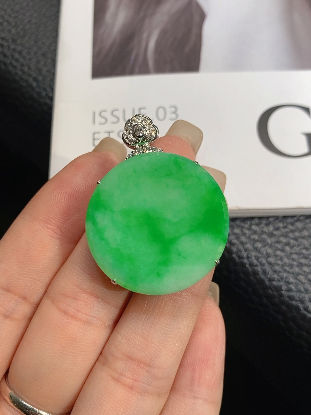 【伊玥珠宝】福利款天然缅甸翡翠A货 冰飘阳绿圆牌吊坠