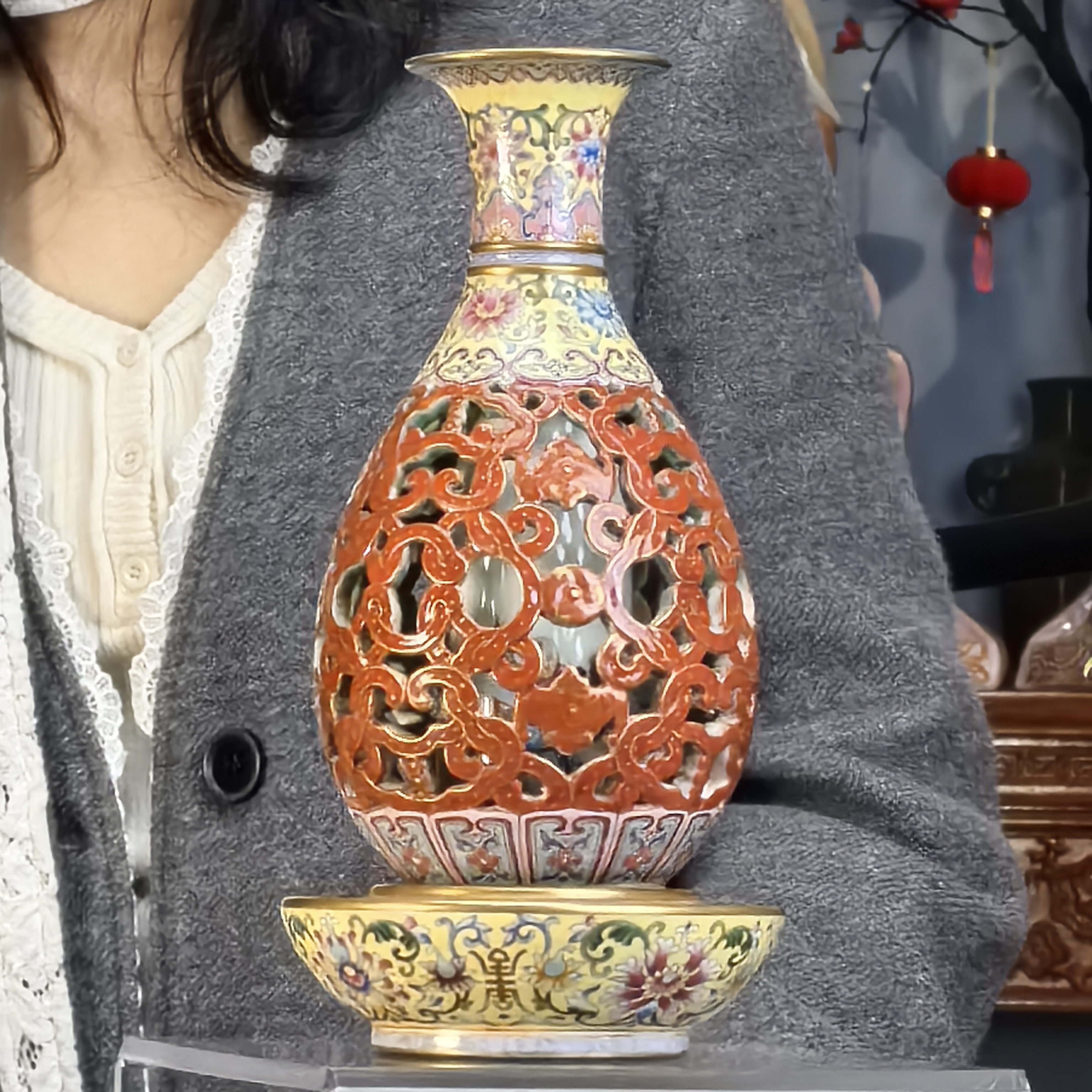 清 珐琅彩矾红镂空转心瓶