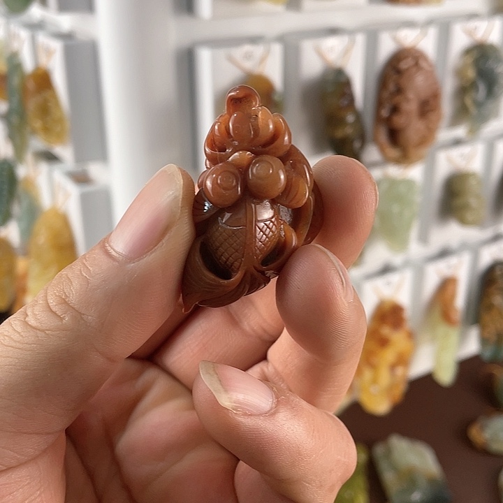 蛇纹石玉颈饰合金