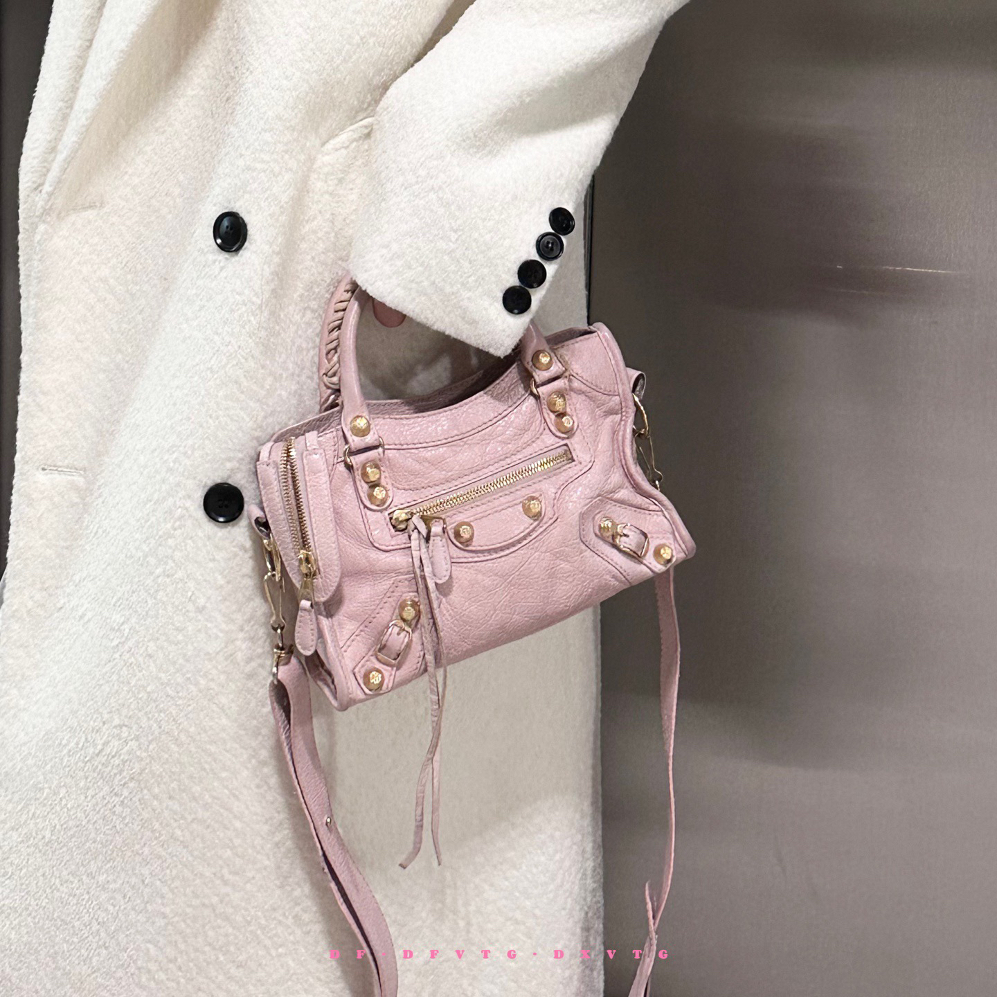 95新 Balenciaga/巴黎世家 巴黎世家 樱花粉小号机车斜挎包