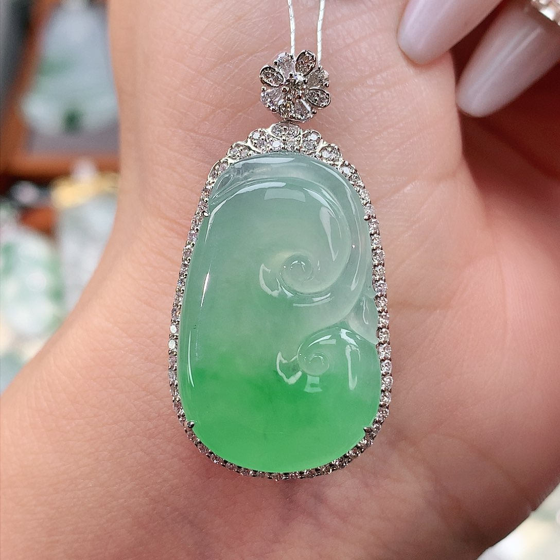 颈饰18K金镶嵌翡翠如意