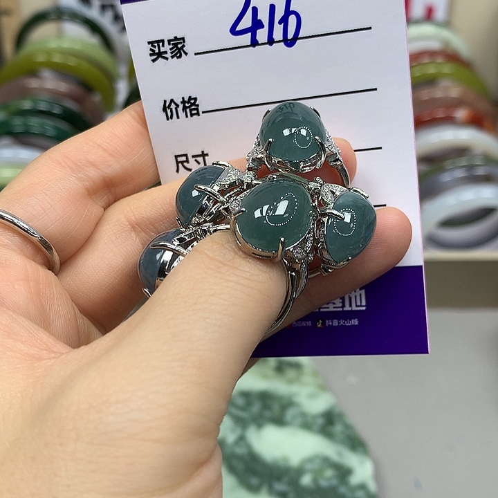 蛇纹石玉未镶嵌手镯多样性随机发其中之一