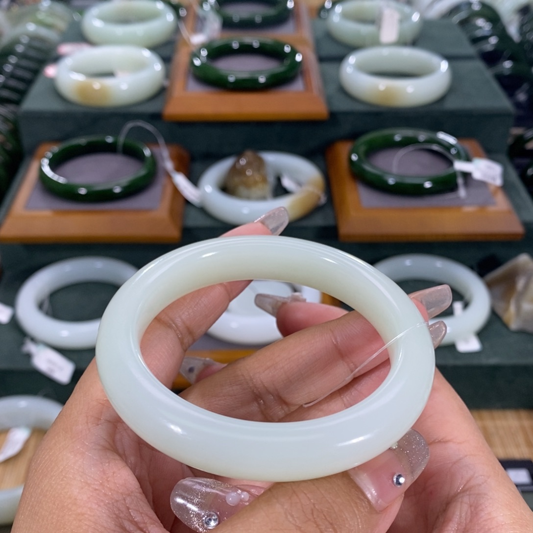 和田玉手镯未镶嵌