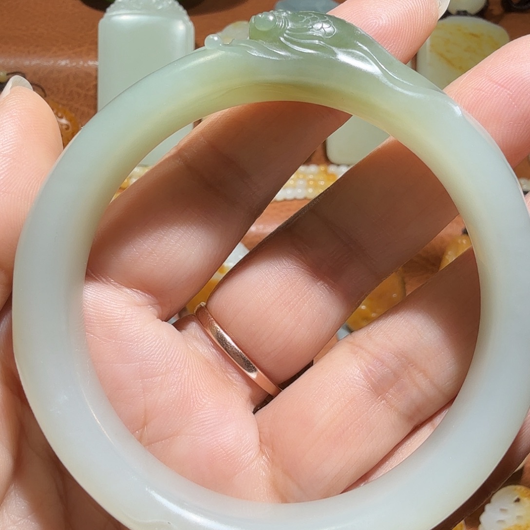 和田玉未镶嵌手镯