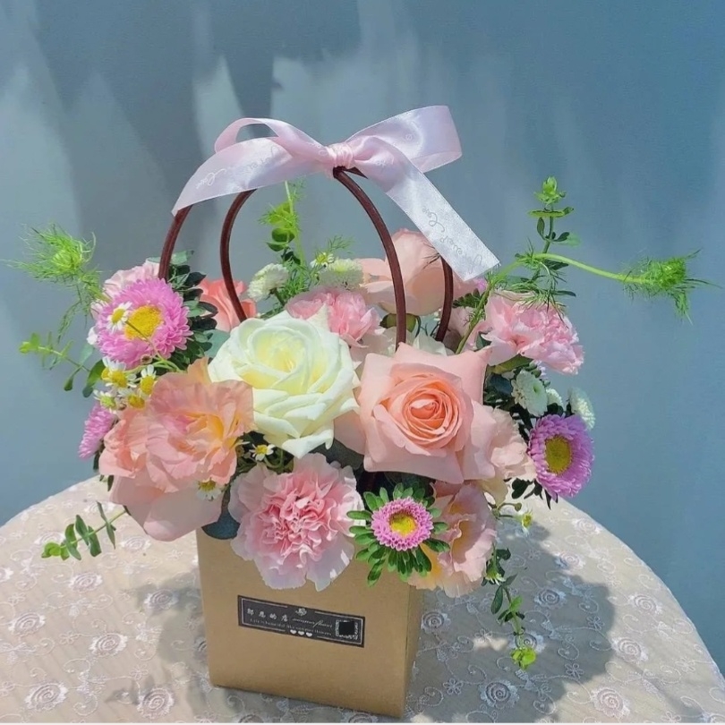 香水百合与红玫瑰混搭小花篮花束鲜花同城配送