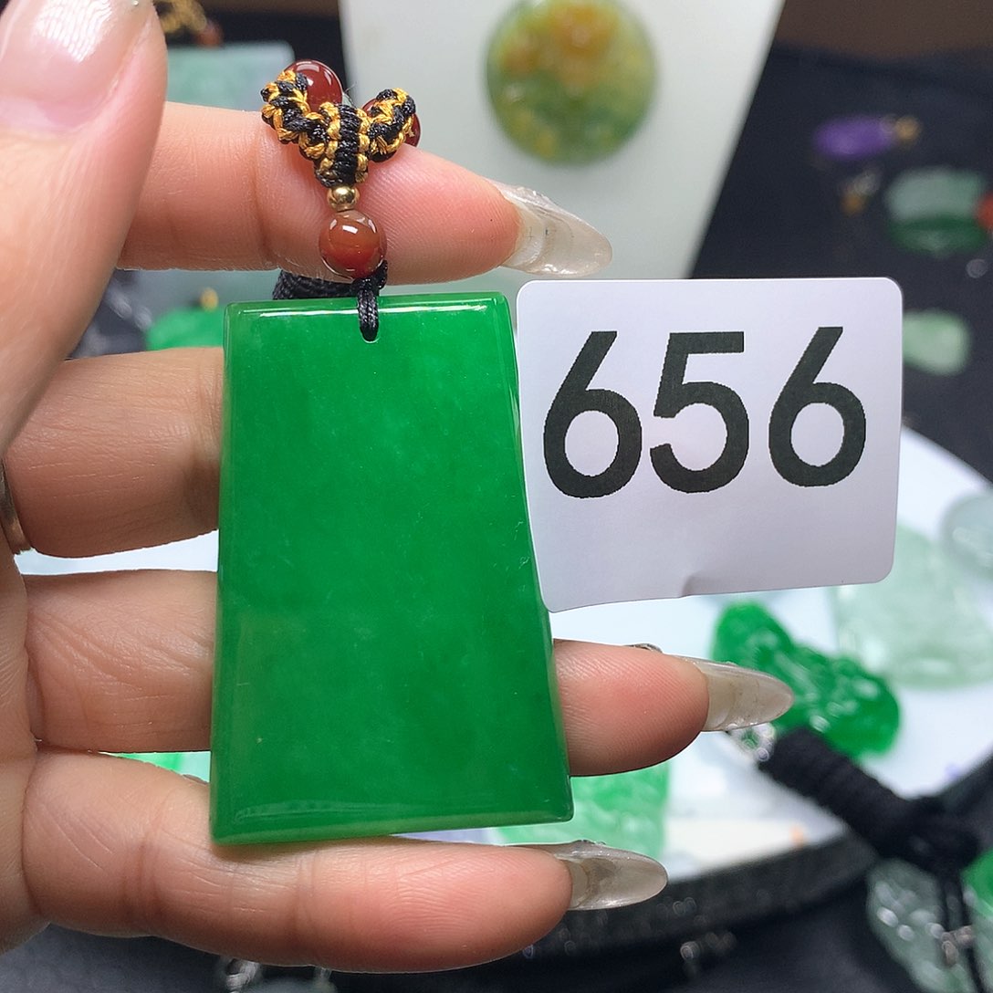 翡翠吊坠(赠链)未镶嵌