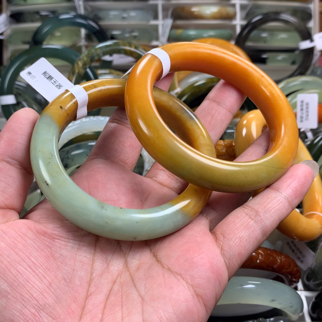 蛇纹石玉手镯未镶嵌
